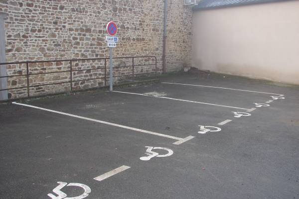 Places handicapés et rampe coté parking.
